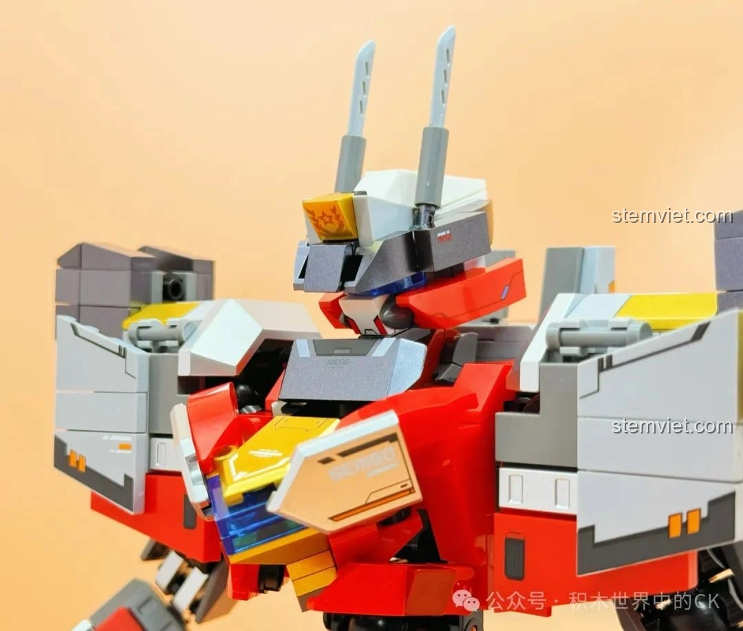 Hai mô hình robot Sembo CZ5-星穹流光 203378 và 055-百川之戟 208042 đứng cạnh nhau, tạo thành bộ đôi mạnh mẽ.