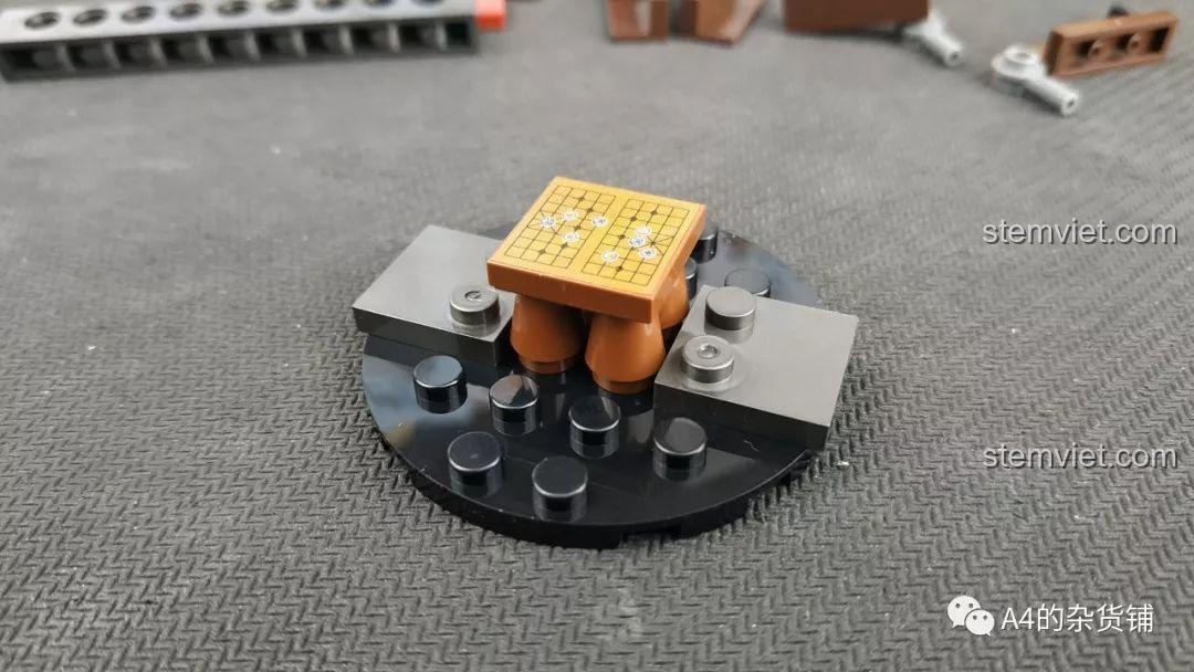 Chi tiết bàn cờ vua nhỏ trong bộ lắp ráp SEMBO 107015 Hiệu Sách Lưu Lạc Địa Cầu Thành Phố Ngầm.