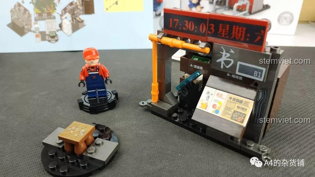 Mô hình Hiệu Sách SEMBO 107015 Lưu Lạc Địa Cầu Thành Phố Ngầm đang được lắp ráp, kèm minifigure và bàn cờ.