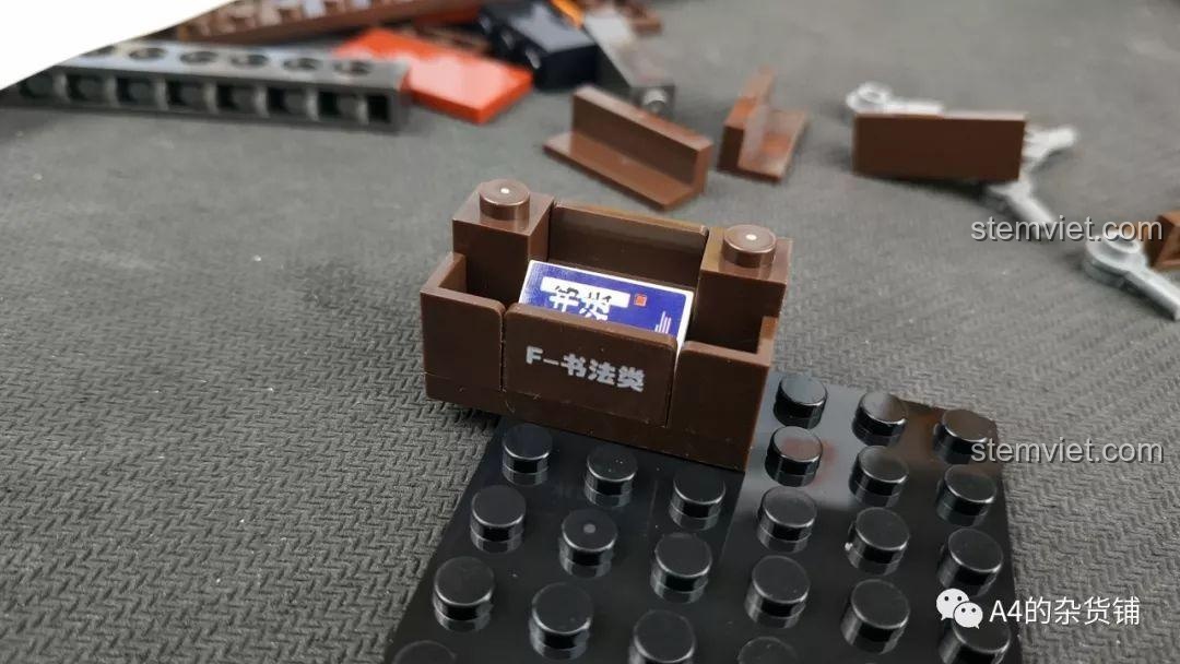 Chi tiết kệ sách đang được lắp ráp trong bộ SEMBO 107015 Hiệu Sách Lưu Lạc Địa Cầu Thành Phố Ngầm.