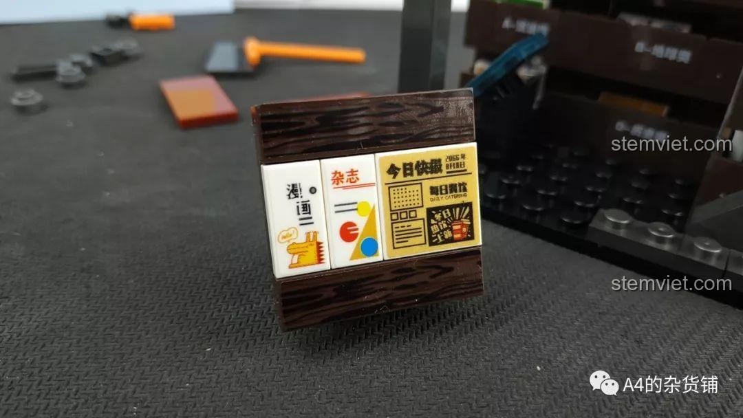 Cận cảnh các tấm sticker sách báo và tạp chí của bộ lắp ráp SEMBO 107015 Hiệu Sách.