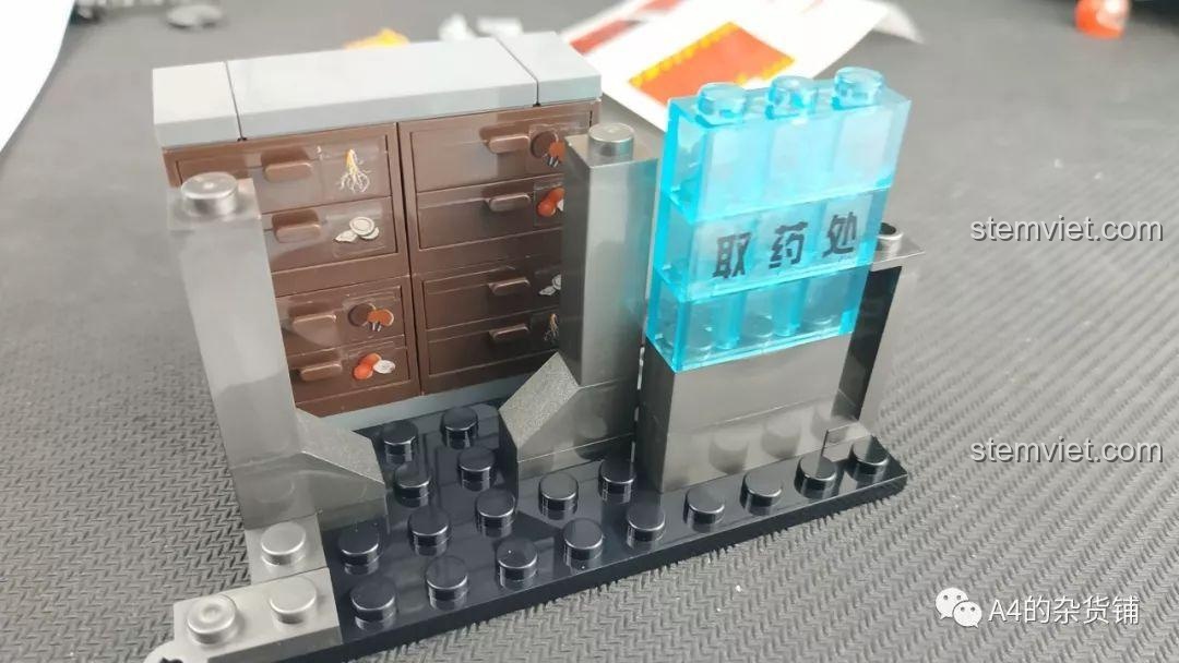 Mô hình Hiệu Thuốc hoàn chỉnh của bộ lắp ráp SEMBO 107018 Lưu Lạc Địa Cầu Thành Phố Ngầm, kèm minifigure.