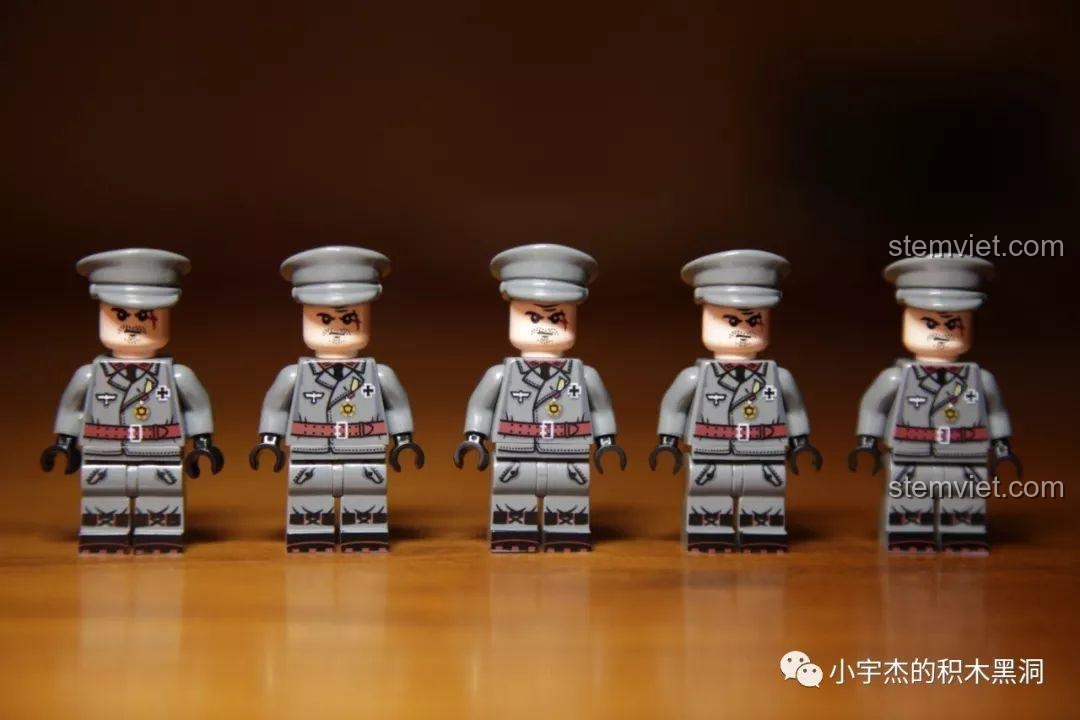 Minifigure sĩ quan Đức đội mũ lưỡi trai, một chi tiết thể hiện cấp bậc trong bộ SEMBO.