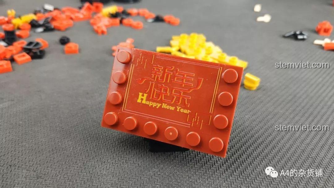 Mảnh in chữ 'Happy New Year' màu đỏ rực rỡ của bộ lắp ráp SEMBO 107017 Múa Lân.