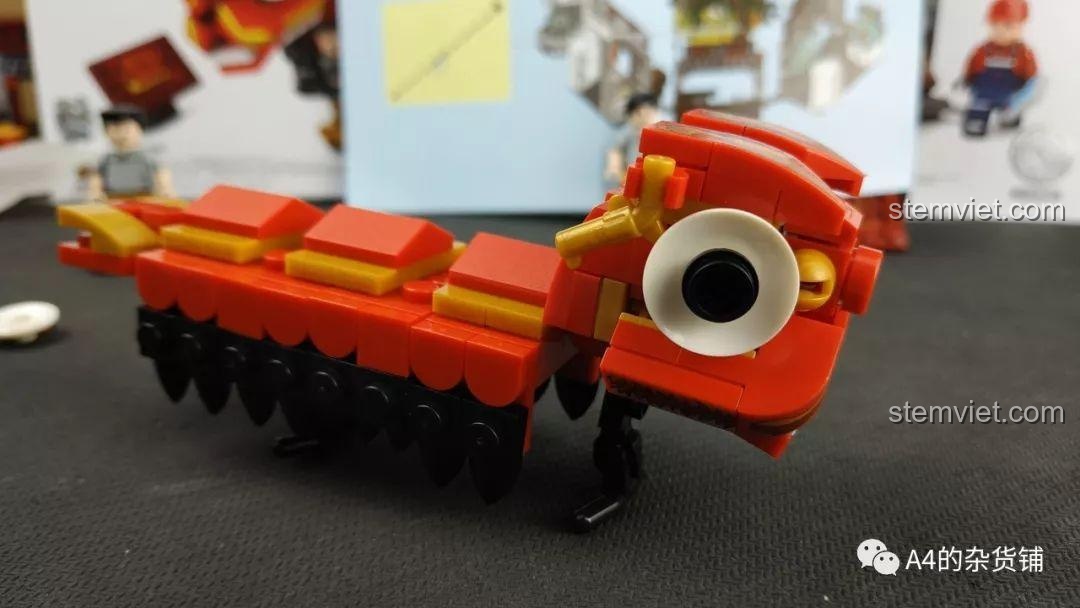 Minifigure đang điều khiển mô hình lân trong bộ lắp ráp SEMBO 107017 Múa Lân.