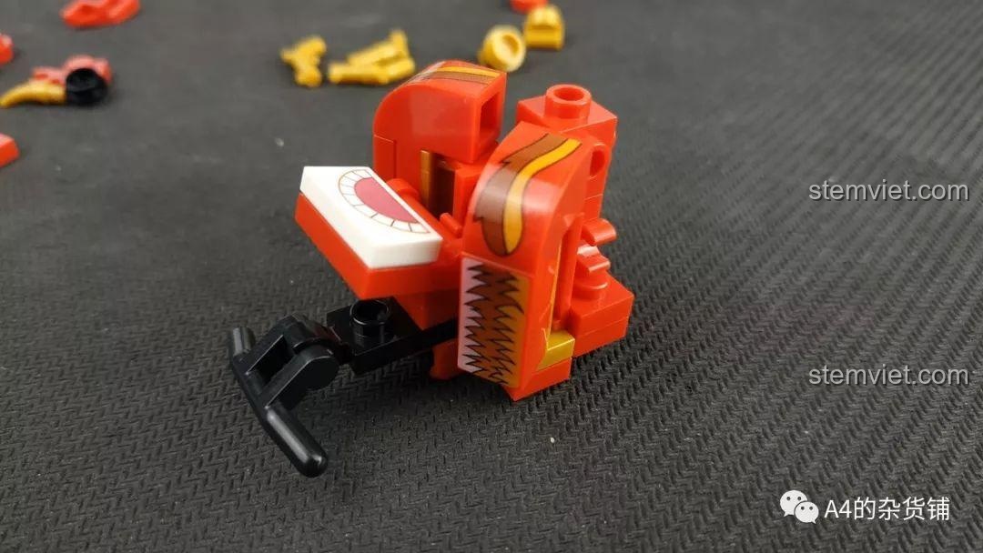 Hoàn thiện phần đầu lân với các sticker và mảnh ghép đặc biệt của bộ SEMBO 107017.