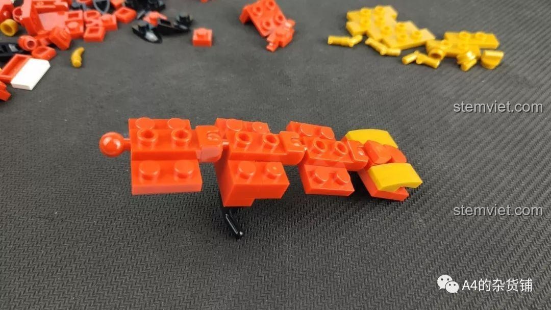 Quá trình lắp ráp thân lân của bộ SEMBO 107017 Múa Lân Lưu Lạc Địa Cầu.