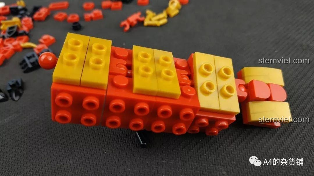 Tiếp tục lắp ráp thân lân, các mảnh ghép màu đỏ và vàng nổi bật của bộ SEMBO 107017.