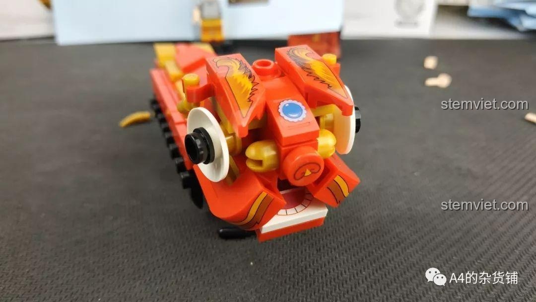 Minifigure đang giữ đuôi của mô hình lân, thể hiện sự tương tác trong bộ SEMBO 107017.