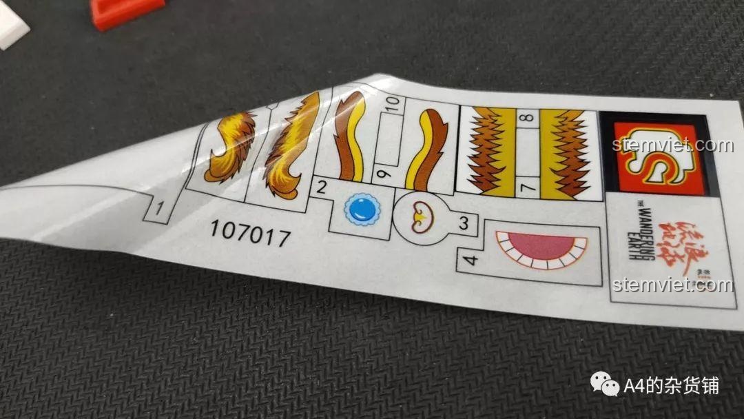 Tấm sticker với các họa tiết đầu lân và chi tiết trang trí cho bộ SEMBO 107017 Múa Lân.