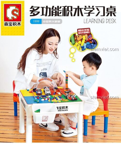 Mẹ và bé trai cùng chơi vui vẻ với bộ bàn chơi lắp ráp SEMBO S1999 đa năng, một lựa chọn đồ chơi giáo dục giá tốt.