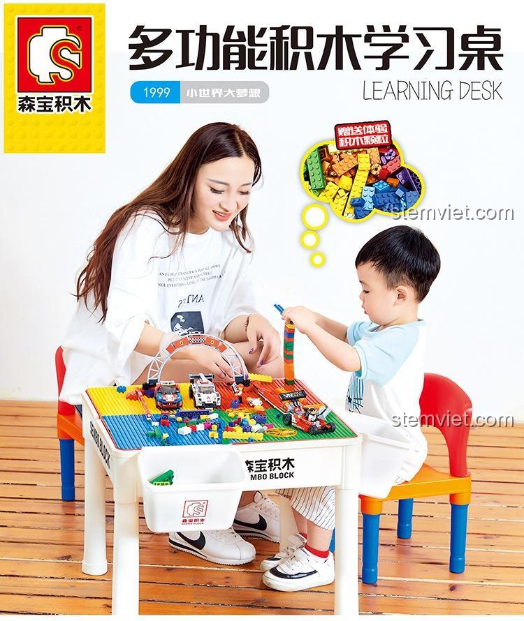 Mẹ và bé trai cùng chơi vui vẻ với bộ bàn chơi lắp ráp SEMBO S1999 đa năng, một lựa chọn đồ chơi giáo dục giá tốt.