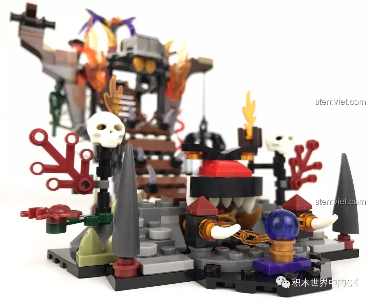 Cận cảnh Bàn Thờ Tế Lễ trong mô hình SEMBO SD3351 Lâu Đài U Minh - Bàn Thờ Tế Lễ, với quả cầu ma thuật màu xanh và các chi tiết xương.