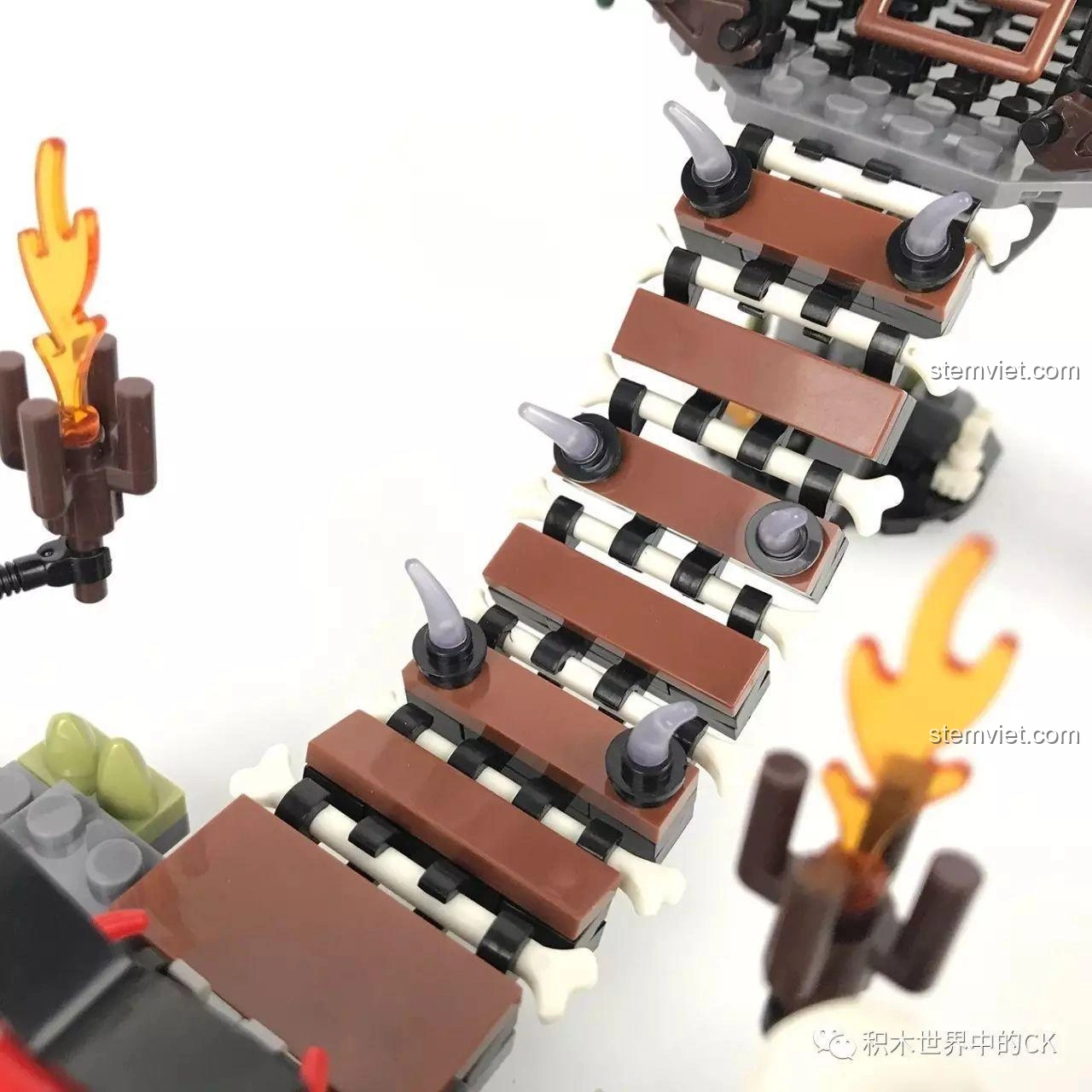 Cận cảnh cầu treo xương và các chi tiết lửa trên Lâu Đài U Minh SEMBO SD3351, với thiết kế độc đáo và đáng sợ.