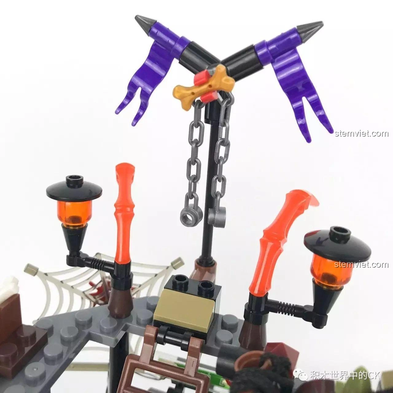 Cận cảnh lá cờ màu tím và đèn lồng trên đỉnh Lâu Đài U Minh SEMBO SD3351, với chi tiết xương trang trí.