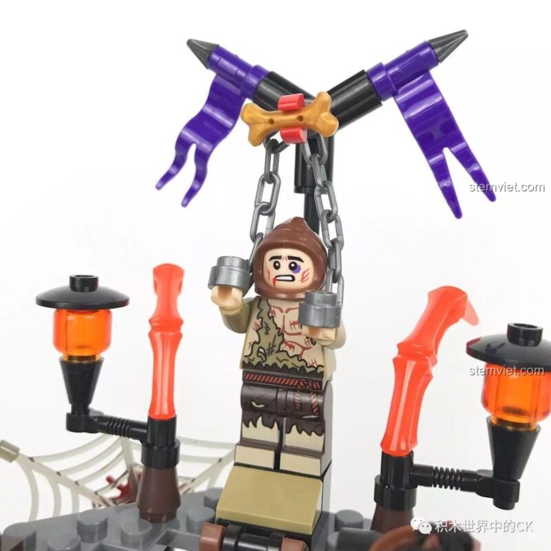 Minifigure dân làng bị treo lên bằng dây xích, chuẩn bị cho nghi lễ hắc ám.