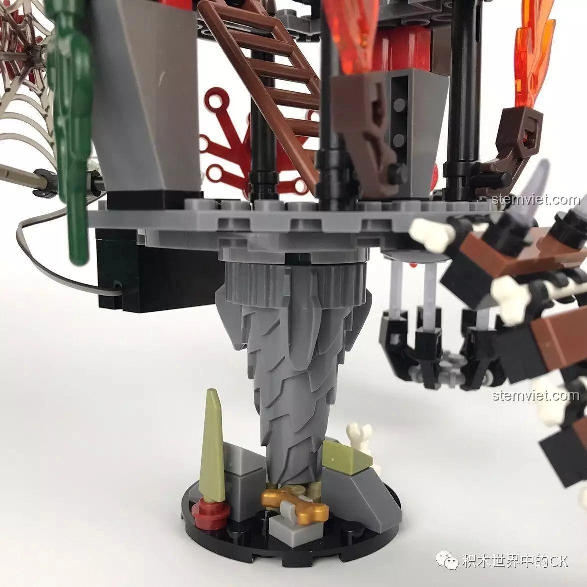 Cận cảnh phần đế và chân trụ của Lâu Đài U Minh SEMBO SD3351, với thiết kế xoắn ốc và các chi tiết đá, tạo cảm giác vững chắc và cổ kính.