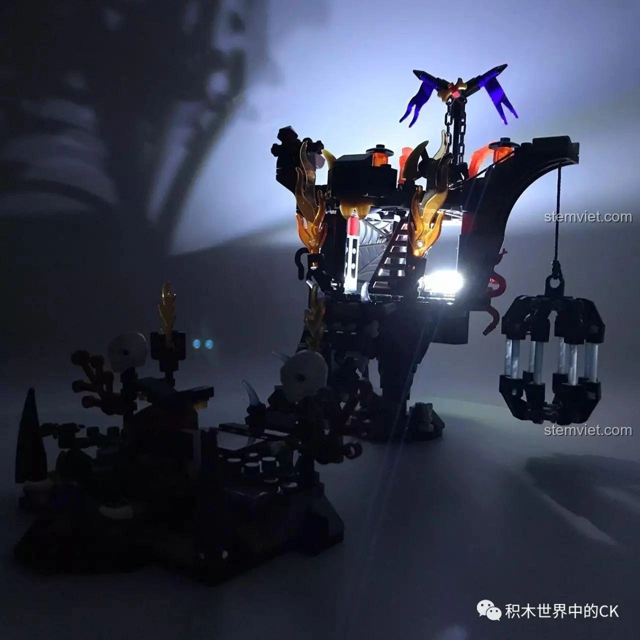 Hướng dẫn lắp ráp bộ SEMBO SD3351 Lâu Đài U Minh - Bàn Thờ Tế Lễ, chỉ ra một bước có vấn đề về chỉ dẫn lắp đặt chi tiết đế.