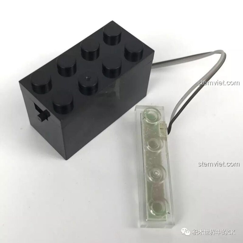 Chi tiết khối đèn LED đi kèm trong bộ đồ chơi mô hình SEMBO 3351, dùng để tạo hiệu ứng ánh sáng.