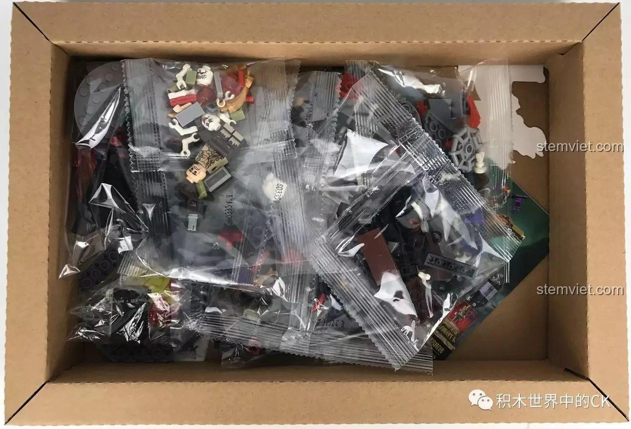 Bên trong hộp đồ chơi lắp ráp SEMBO SD3351 Lâu Đài U Minh - Bàn Thờ Tế Lễ, các túi chi tiết được đóng gói cẩn thận, sẵn sàng cho việc lắp ráp.