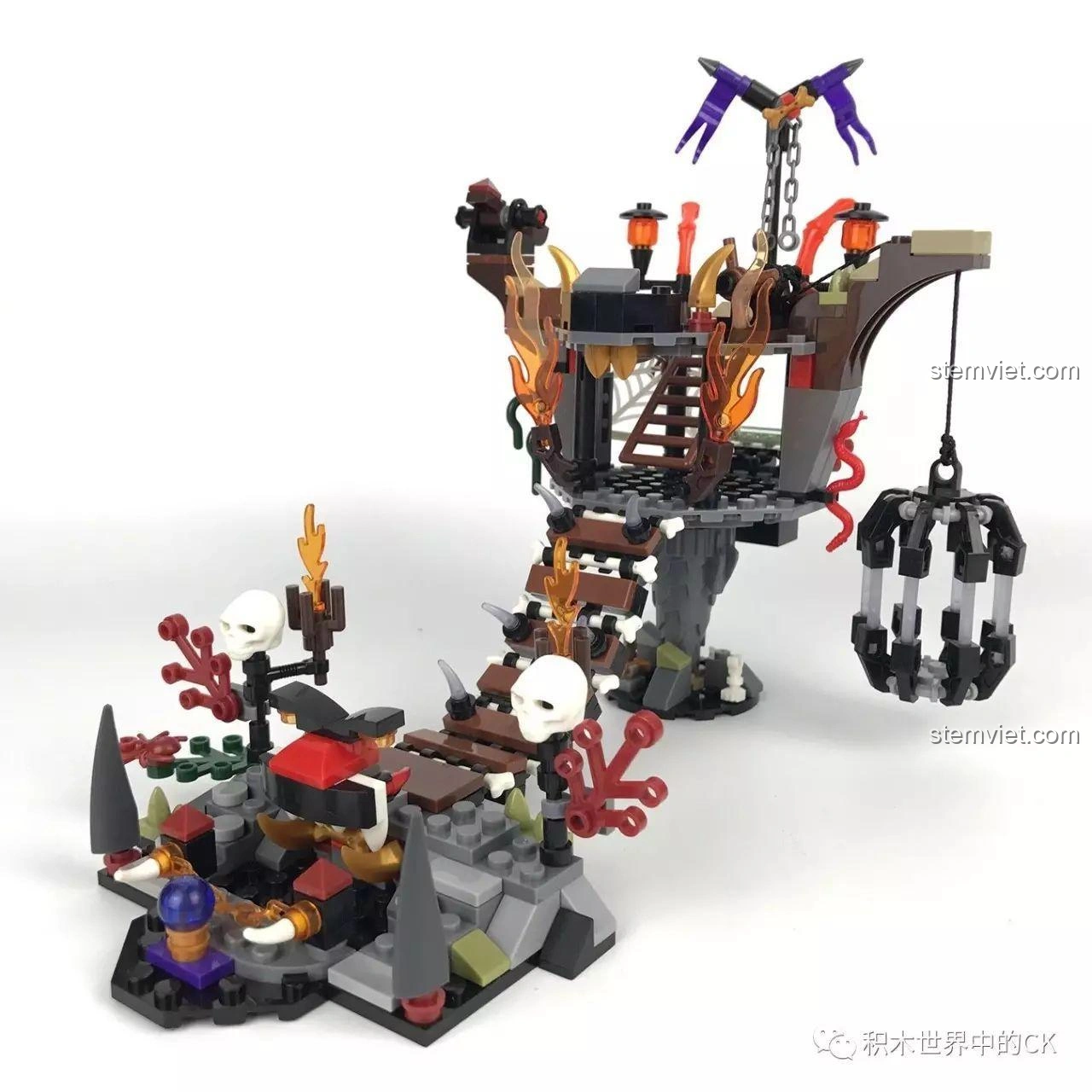 Mô hình Lâu Đài U Minh SEMBO SD3351 trong bóng tối, với các chi tiết dạ quang phát sáng màu xanh, tạo hiệu ứng ma mị.