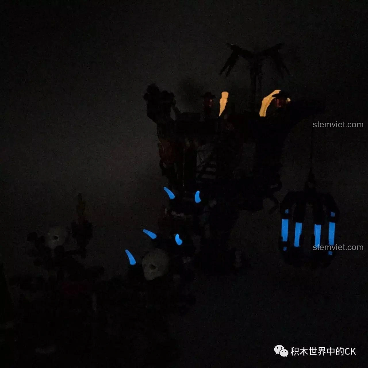 Mô hình Lâu Đài U Minh SEMBO SD3351 trong bóng tối, với đèn LED phát sáng rực rỡ, làm nổi bật các chi tiết kiến trúc.