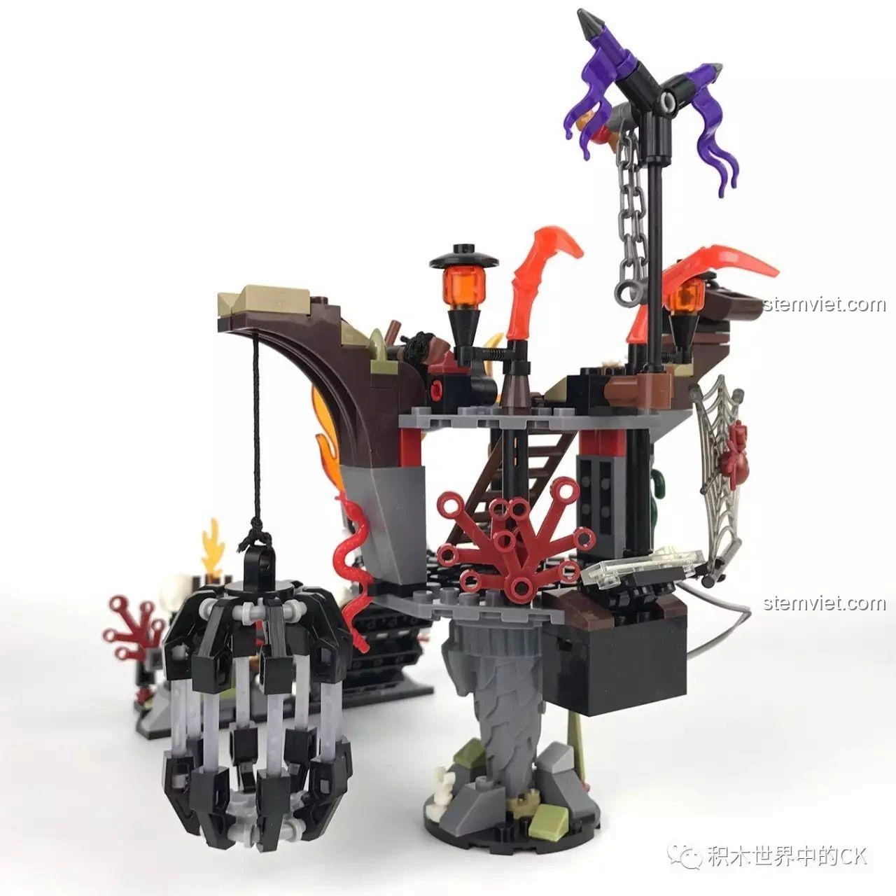 Mô hình Lâu Đài U Minh - Bàn Thờ Tế Lễ SEMBO SD3351 đã hoàn thành, nhìn từ góc nghiêng bên phải, với lồng giam và các chi tiết trang trí.