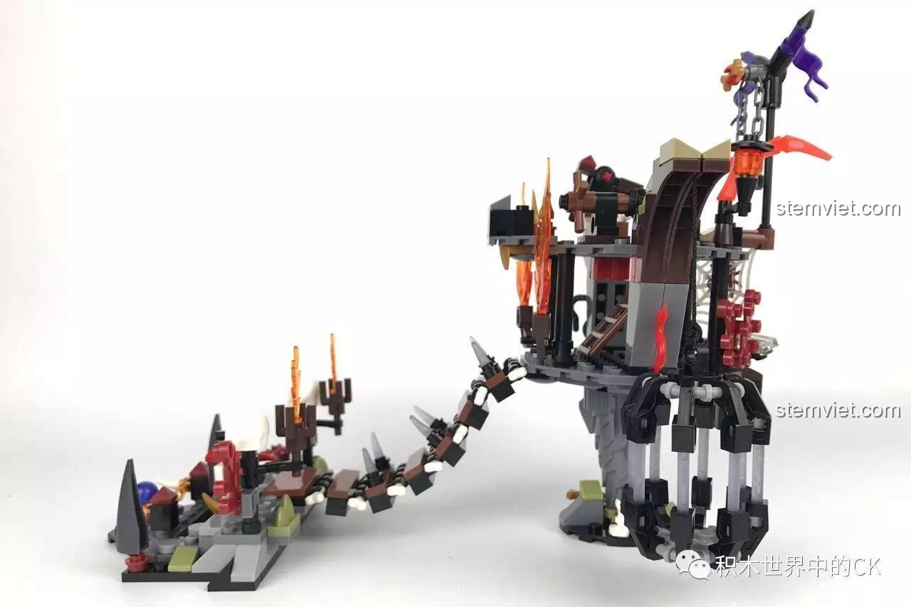 Mô hình Lâu Đài U Minh - Bàn Thờ Tế Lễ SEMBO SD3351 đã hoàn thành, nhìn từ góc nghiêng bên trái, thể hiện cấu trúc phức tạp và cầu thang dẫn lên.