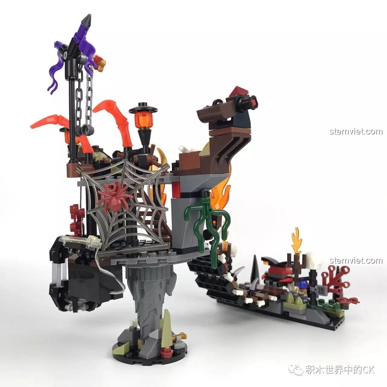 Mô hình Lâu Đài U Minh - Bàn Thờ Tế Lễ SEMBO SD3351 đã hoàn thành, nhìn từ phía sau, với các chi tiết mạng nhện và cây leo.