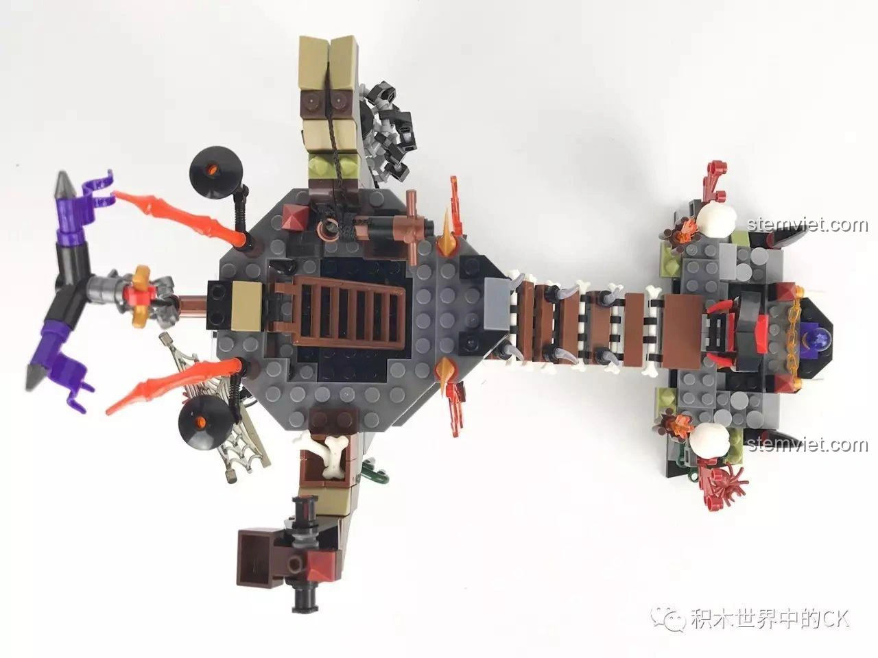 Mô hình Lâu Đài U Minh - Bàn Thờ Tế Lễ SEMBO SD3351 đã hoàn thành, nhìn từ trên xuống, cho thấy bố cục tổng thể và sự sắp xếp các chi tiết.