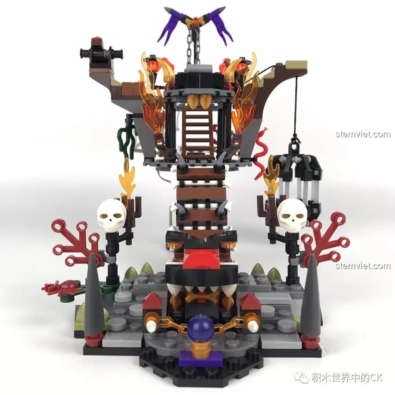 Toàn cảnh mô hình Lâu Đài U Minh - Bàn Thờ Tế Lễ SEMBO SD3351 đã hoàn thành, nhìn từ phía trước, với các chi tiết trang trí xương và lửa.