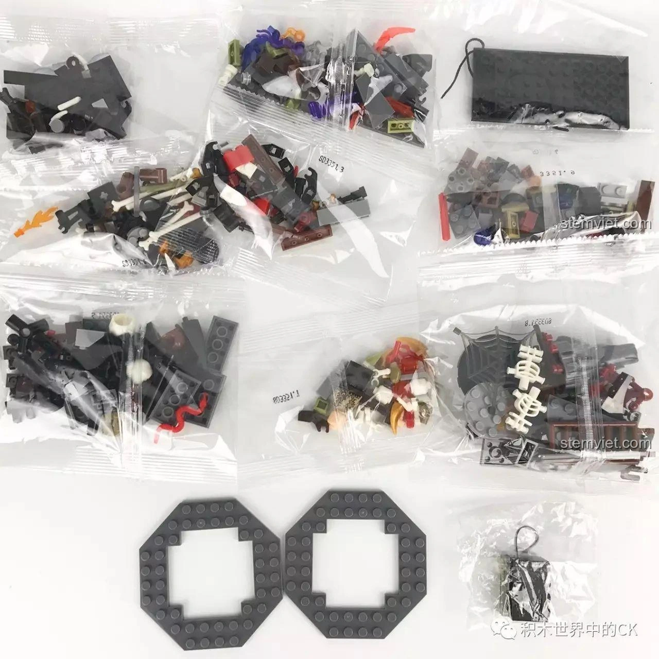 Toàn bộ các túi chi tiết và các mảnh đế lớn của bộ lắp ráp SEMBO SD3351 Lâu Đài U Minh - Bàn Thờ Tế Lễ được trải ra, sẵn sàng cho việc phân loại và lắp ráp.