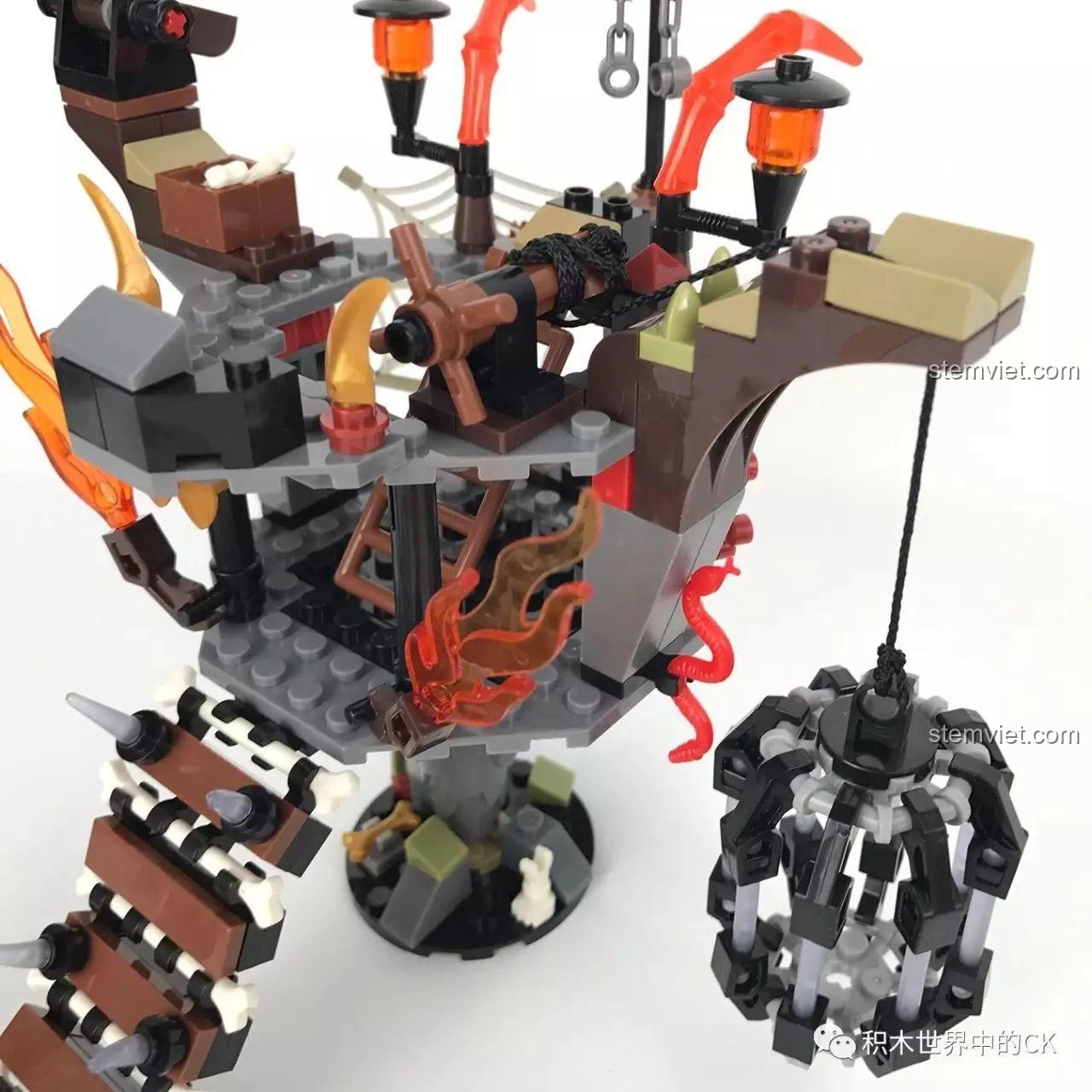 Cận cảnh lồng giam, chi tiết lửa và mạng nhện trên Lâu Đài U Minh SEMBO SD3351, tạo không khí u ám và nguy hiểm.