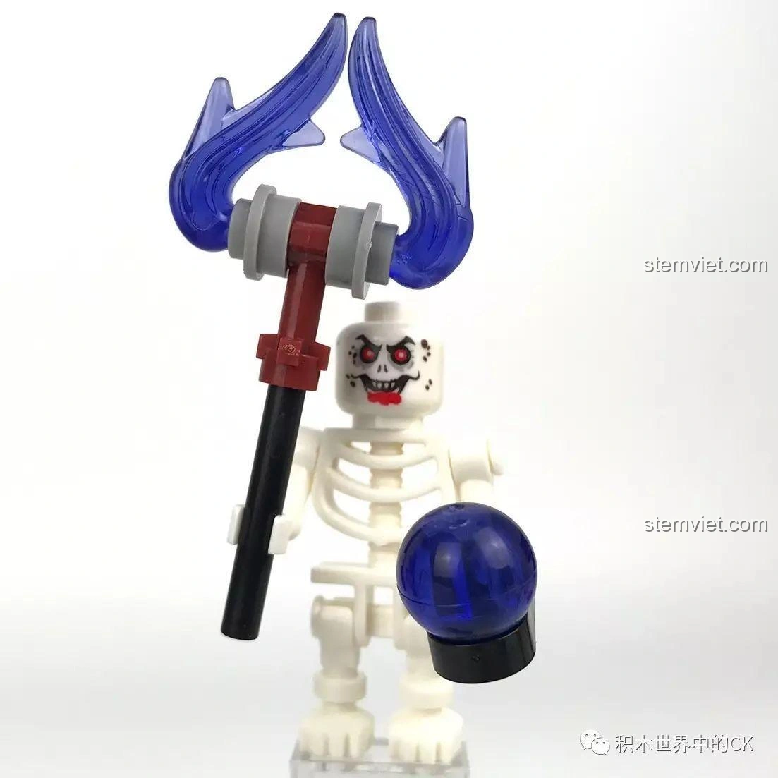 Minifigure Chúa Tể Vong Linh - Nether trong bộ lắp ráp SEMBO SD3351 Lâu Đài U Minh - Bàn Thờ Tế Lễ, cầm vũ khí sắc nhọn và quả cầu ma thuật màu xanh.