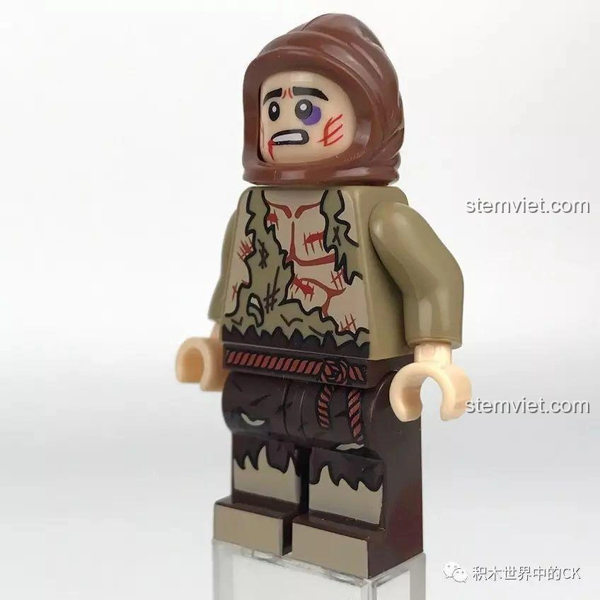 Minifigure Dân làng trong bộ lắp ráp SEMBO SD3351 Lâu Đài U Minh - Bàn Thờ Tế Lễ nhìn từ góc nghiêng, thể hiện rõ hơn các chi tiết trang phục và biểu cảm.
