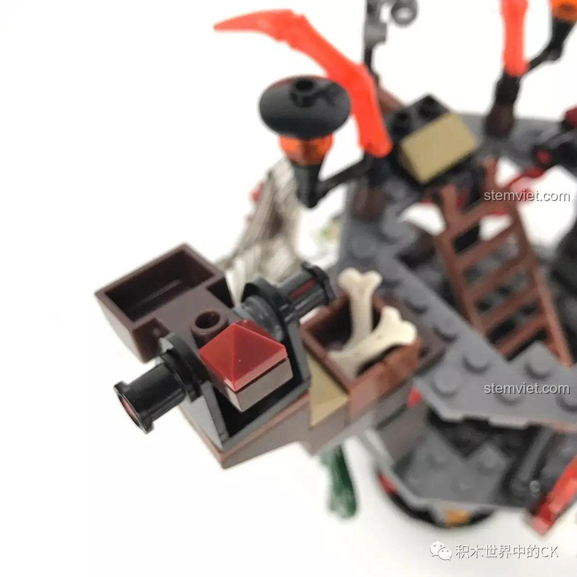 Cận cảnh chi tiết súng thần công và xương trang trí trên Lâu Đài U Minh SEMBO SD3351, thể hiện sự tỉ mỉ trong thiết kế.