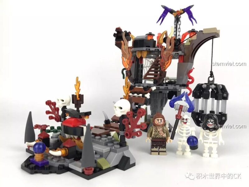 Toàn bộ sản phẩm sau khi lắp ráp, bao gồm mô hình Lâu Đài U Minh và 3 minifigures.