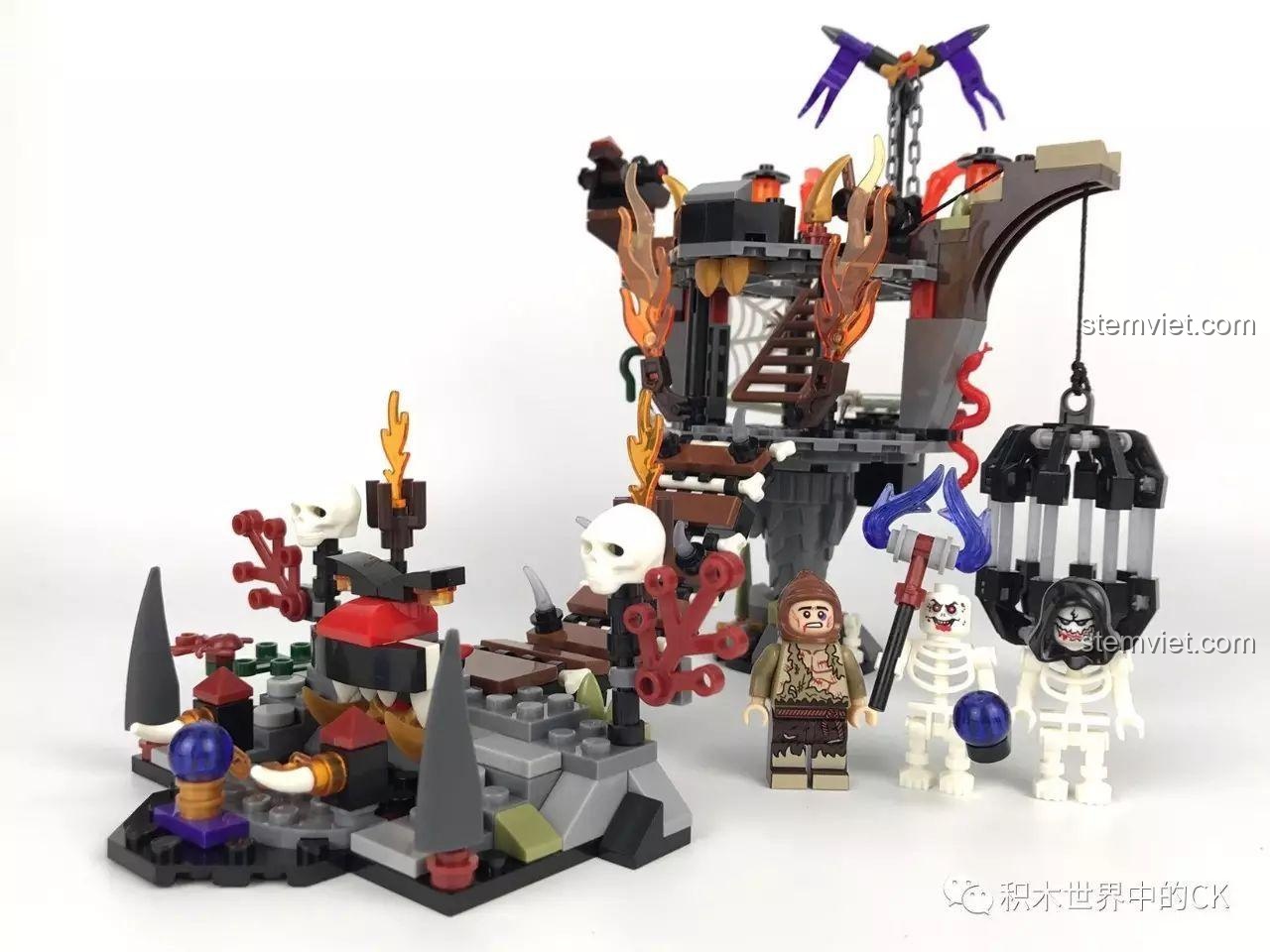 Toàn bộ sản phẩm sau khi lắp ráp, bao gồm mô hình Lâu Đài U Minh và 3 minifigures.