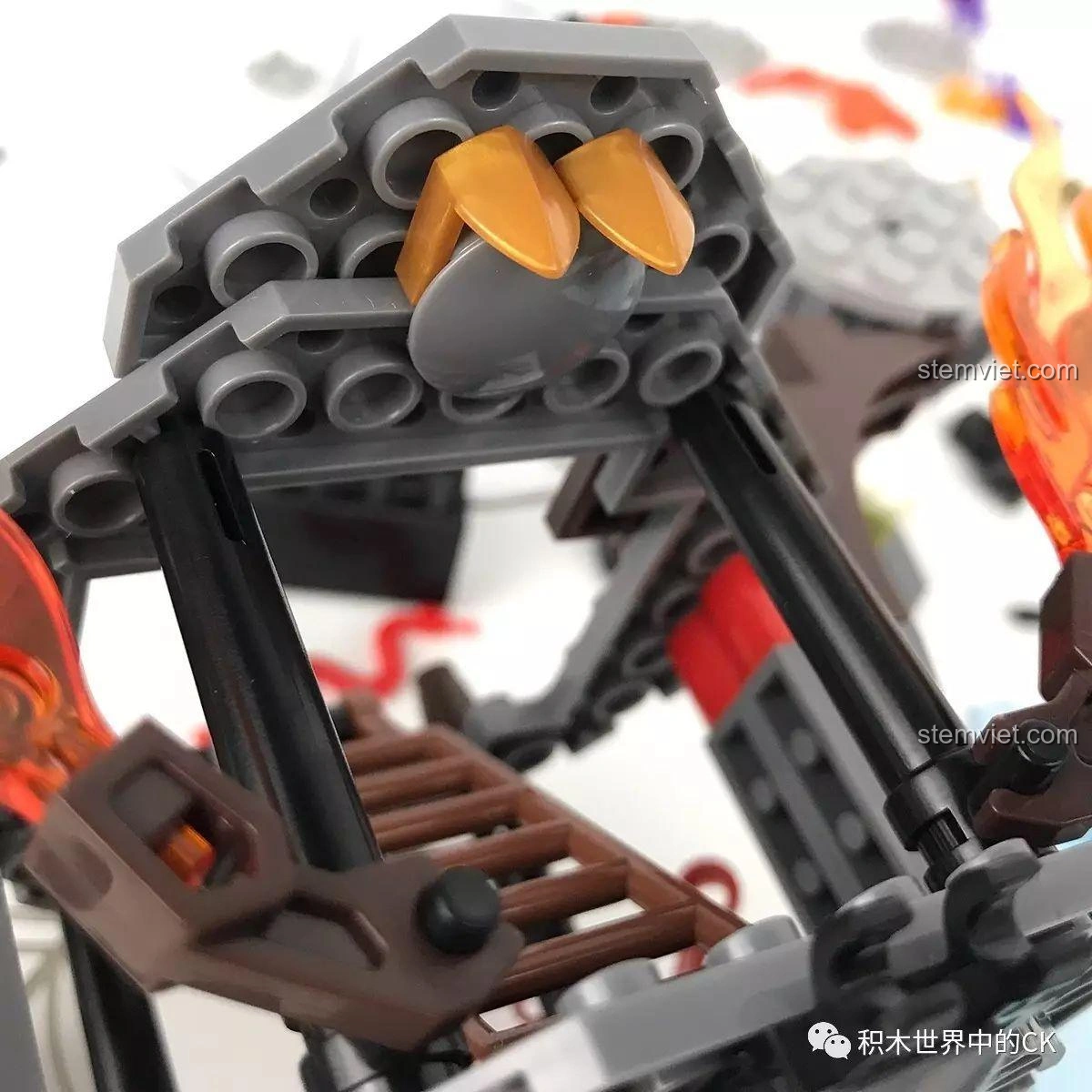 Toàn bộ mô hình Lâu Đài U Minh SEMBO SD3351 đã hoàn thành cùng 3 minifigure Dân làng, Vua Khô Lâu và Chúa Tể Vong Linh, tạo nên một cảnh tượng sống động.