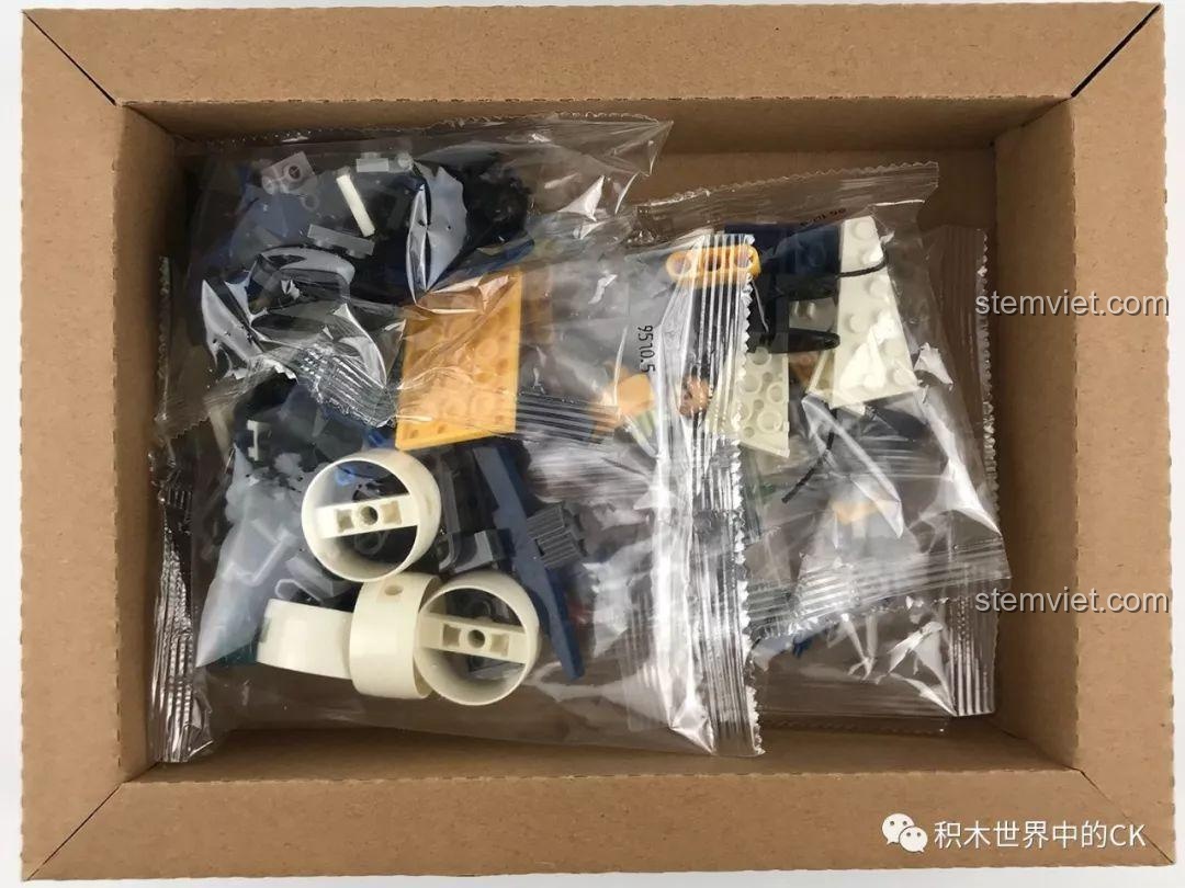 Cận cảnh 2 minifigures trong bộ đồ chơi Sembo 9510: phi công Aviator và cảnh sát giao thông Denny Zhang.