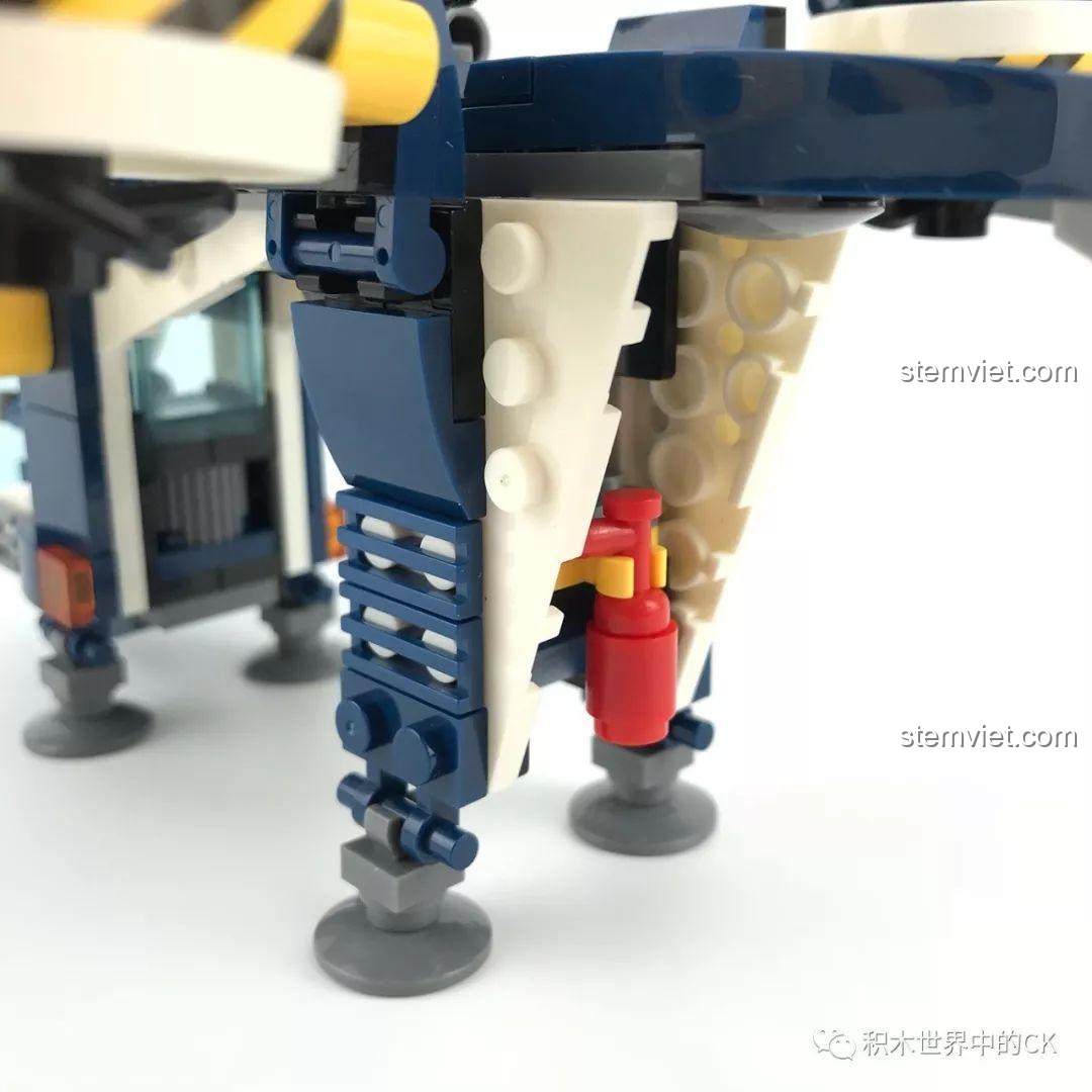 Minifigure phi công ngồi bên trong buồng lái của mô hình máy bay Sembo SD9510.