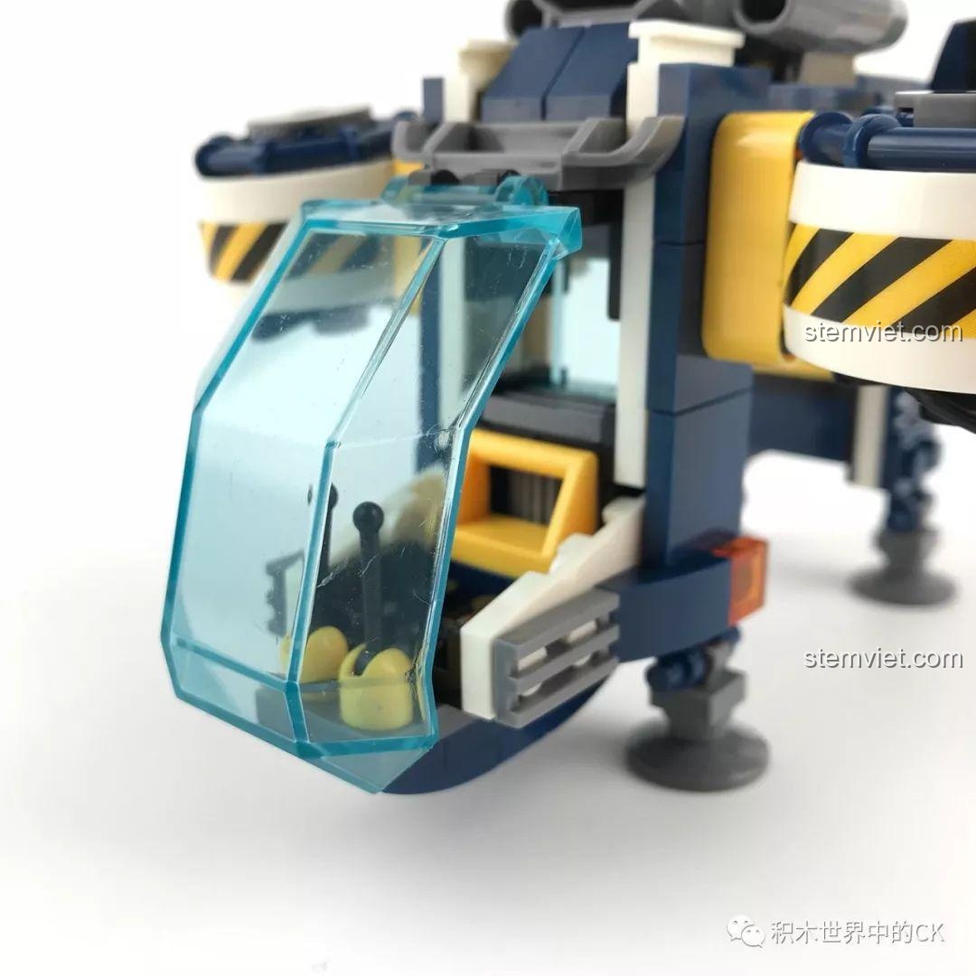 Góc nhìn khác từ bên hông của mô hình máy bay cứu hộ Sembo SD9510.