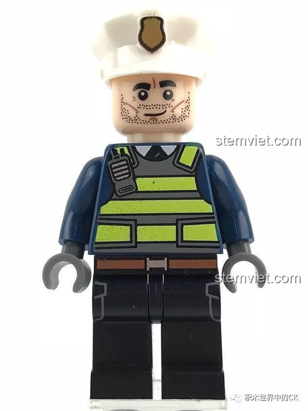Mặt sau của minifigure phi công trong bộ Sembo SD9510, chi tiết dây đai an toàn.