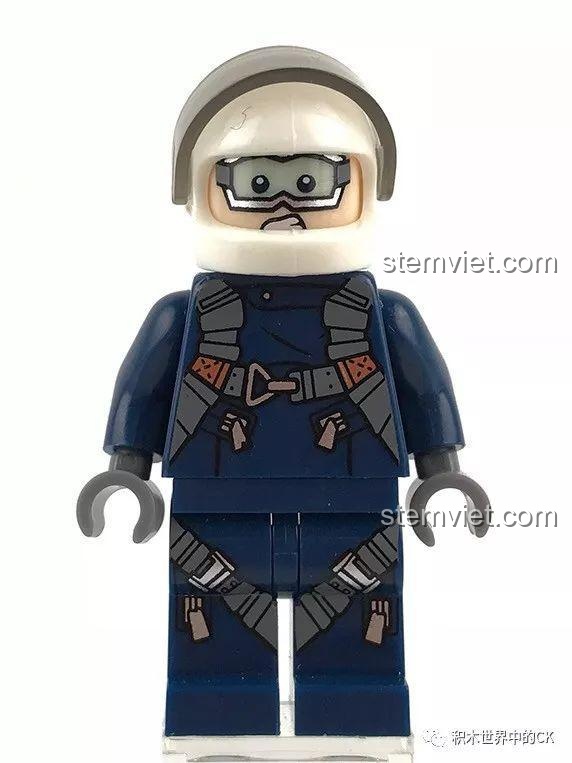 Minifigure phi công với kính bảo hộ trong bộ lắp ghép Máy bay vận tải năng lượng tầm thấp Sembo.