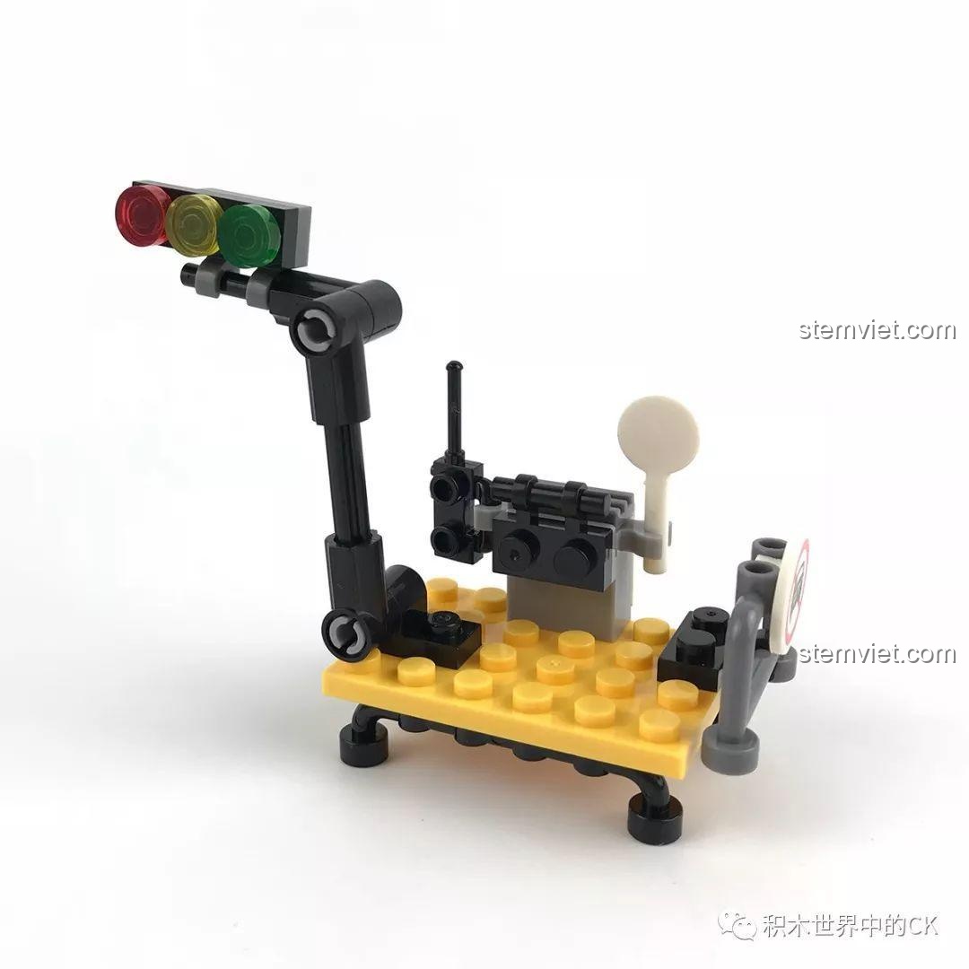 Góc nhìn khác của trạm điều khiển giao thông trong bộ đồ chơi Sembo SD9510.