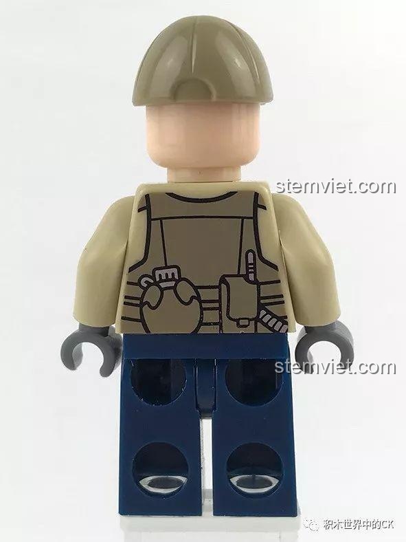 Mặt sau của minifigure nhân viên cứu hộ Bowen, cho thấy các chi tiết in sắc nét trên lưng áo.
