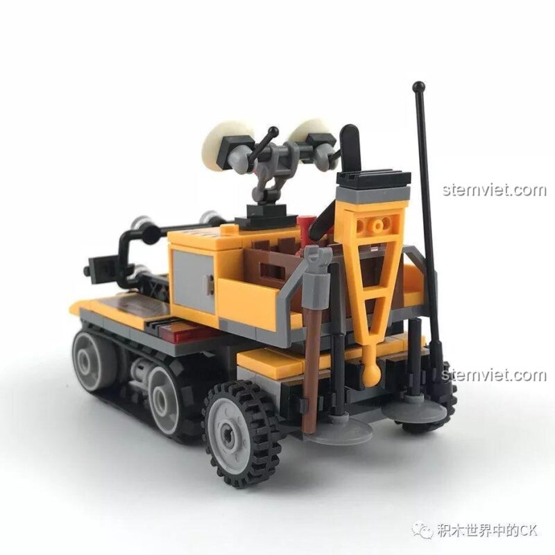 Chi tiết phần đuôi xe của mô hình Sembo SD9511, trang bị nhiều dụng cụ cứu hộ và ăng-ten.