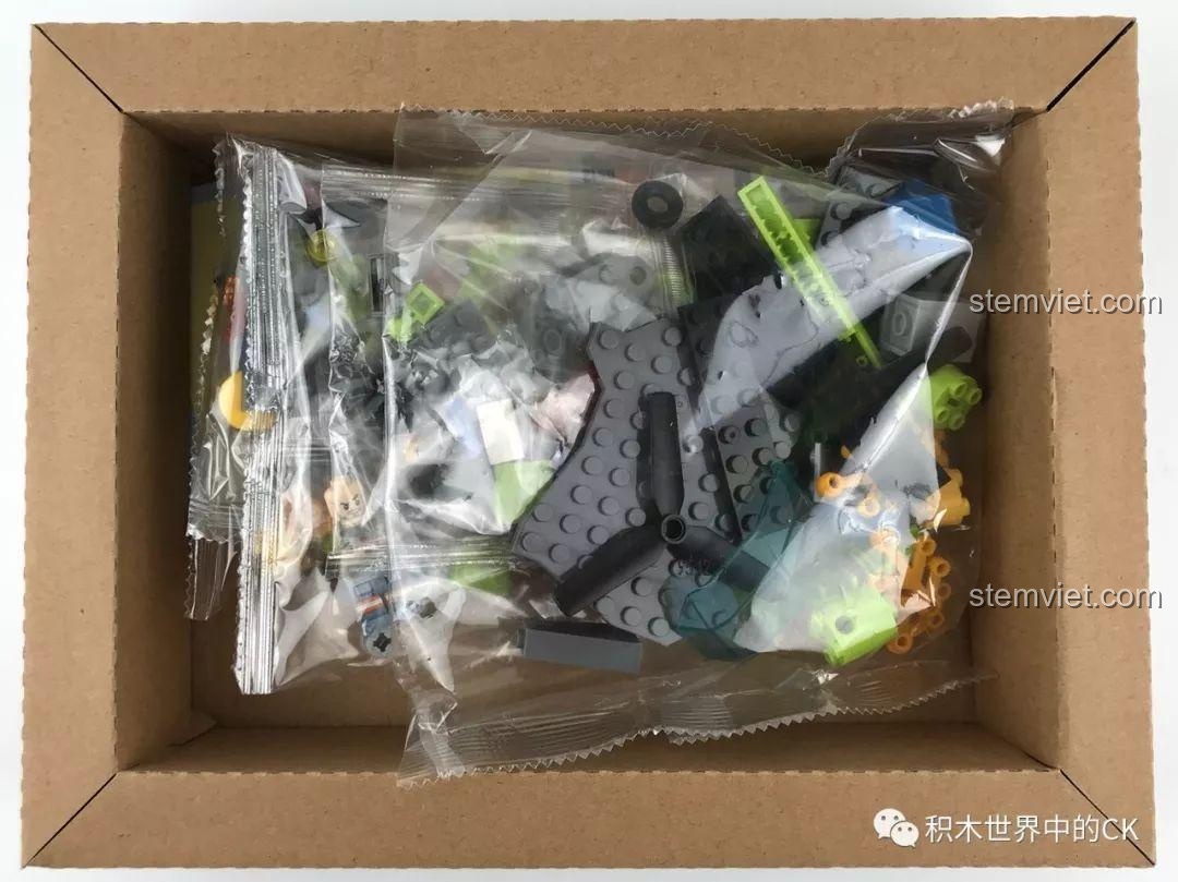 Hai minifigure nhân vật trong bộ Sembo SD9512: Lính cứu hỏa và phi công Jack Lu, đồ chơi cho bé trai.