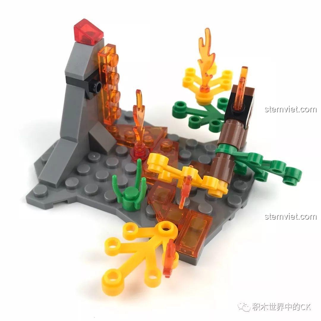 Mô hình cảnh quan núi lửa đang phun trào với cây cối bốc cháy, đi kèm bộ lắp ráp Sembo SD9512.