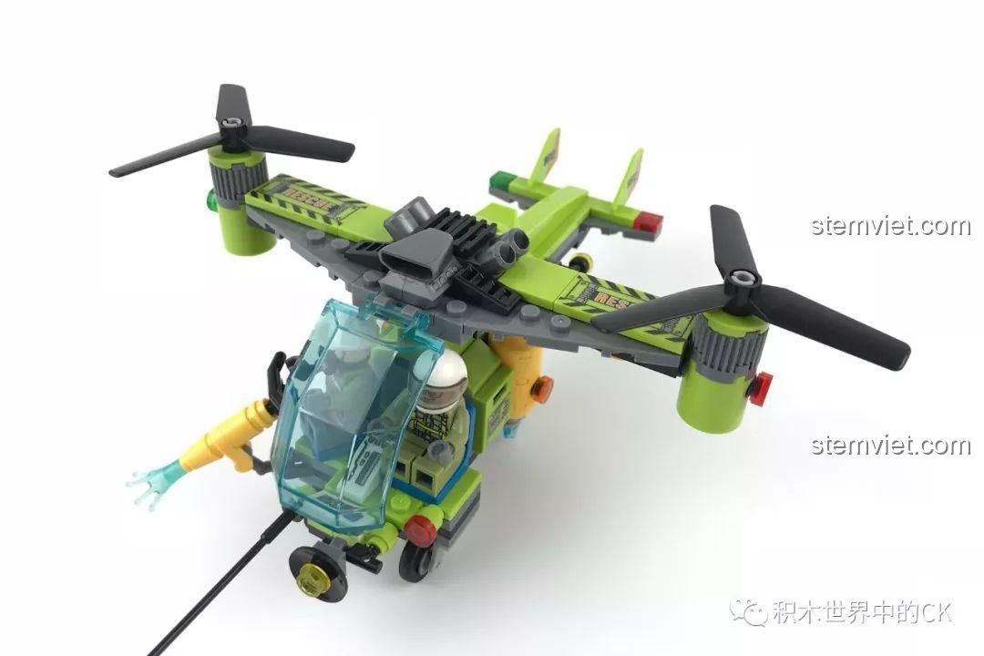 Trực thăng Sembo SD9512 đang thực hiện nhiệm vụ phun nước dập tắt đám cháy núi lửa.